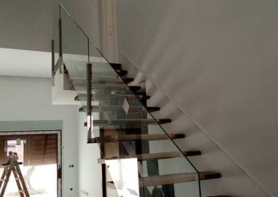 Barandilla de cristal en escaleras interiores